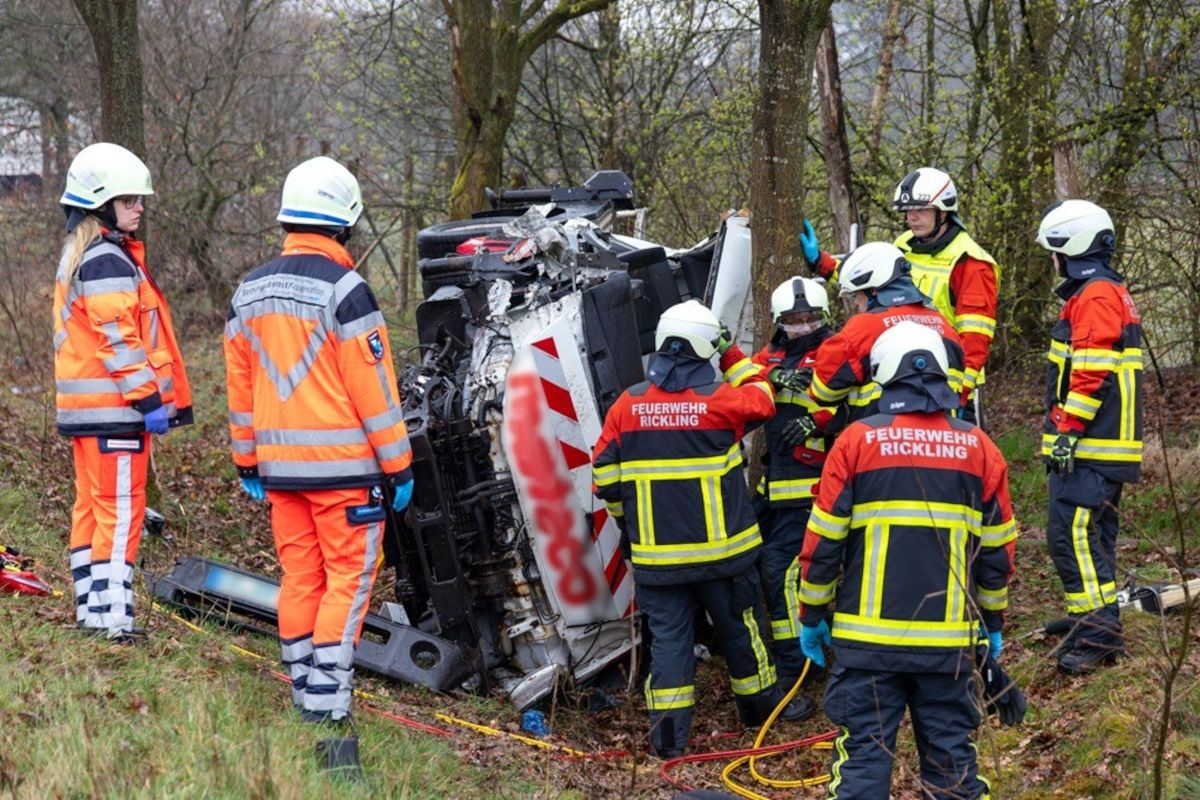 Rickling – Schwerer Unfall mit Lkw und Arbeitsbühne