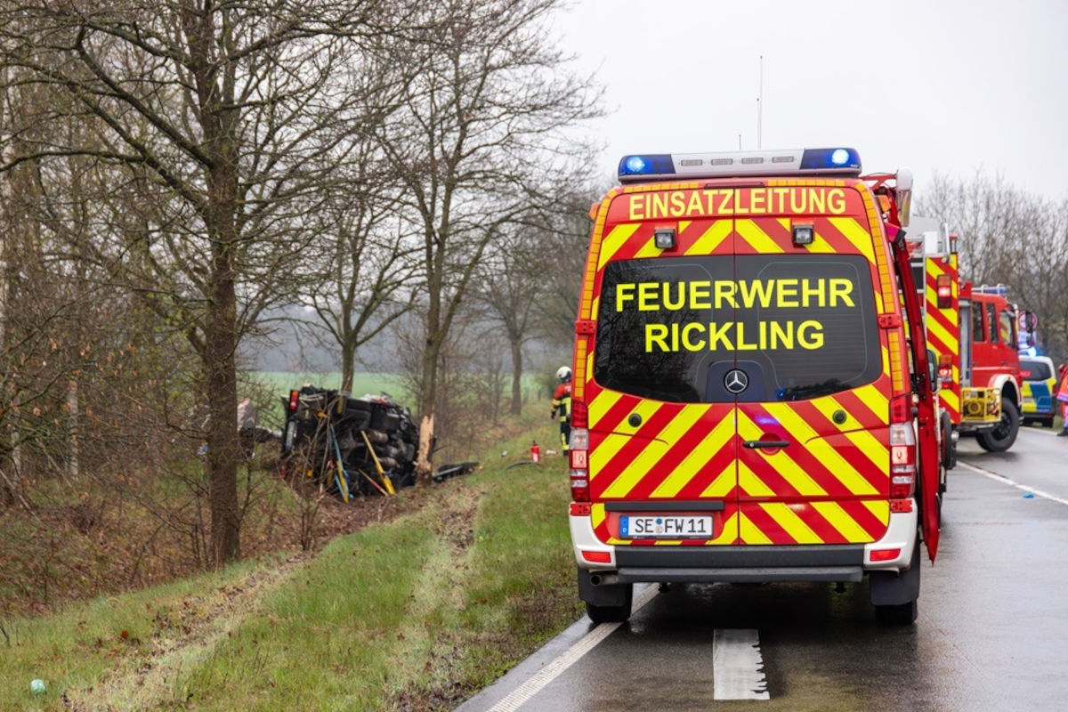 Rickling – Schwerer Unfall mit Lkw und Arbeitsbühne