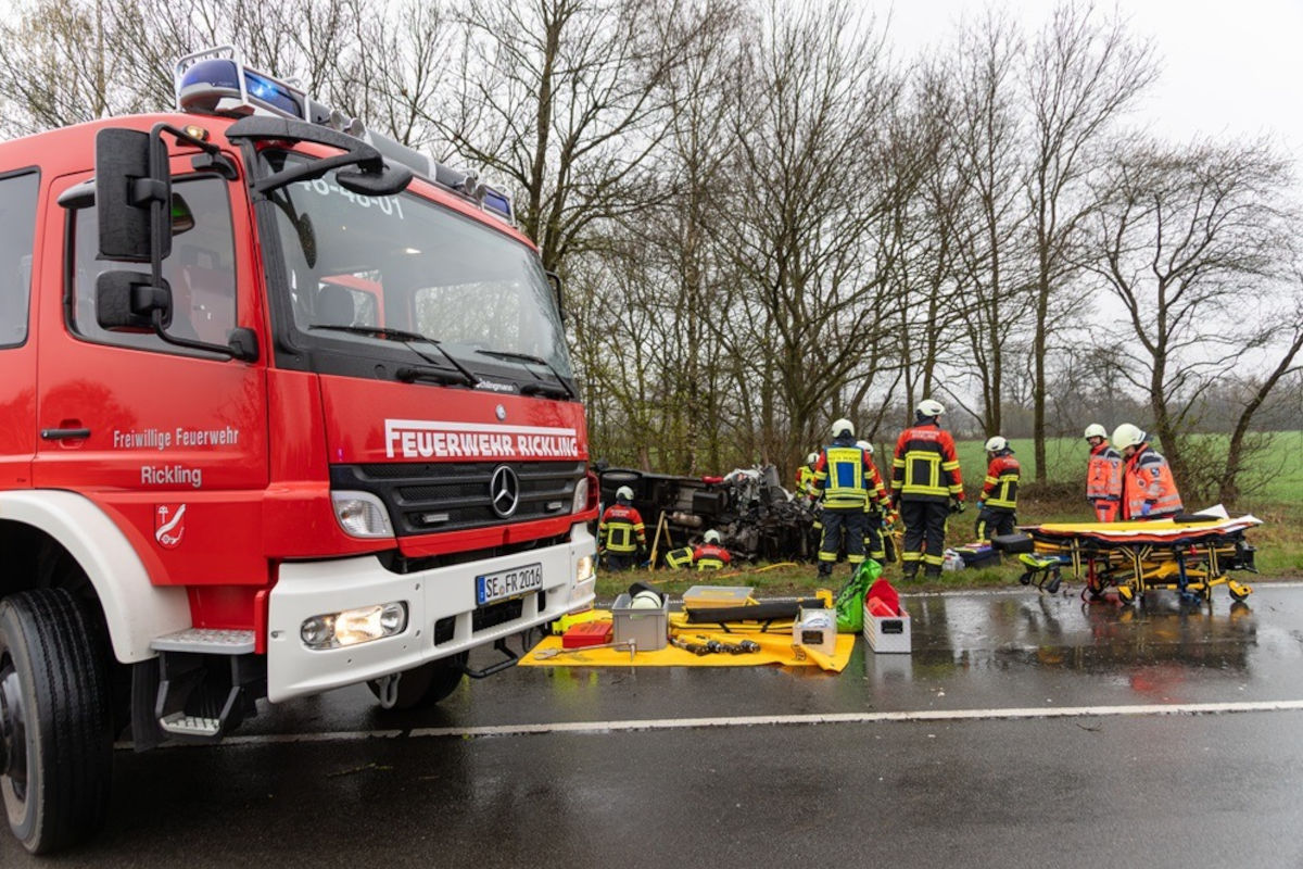 Rickling – Schwerer Unfall mit Lkw und Arbeitsbühne