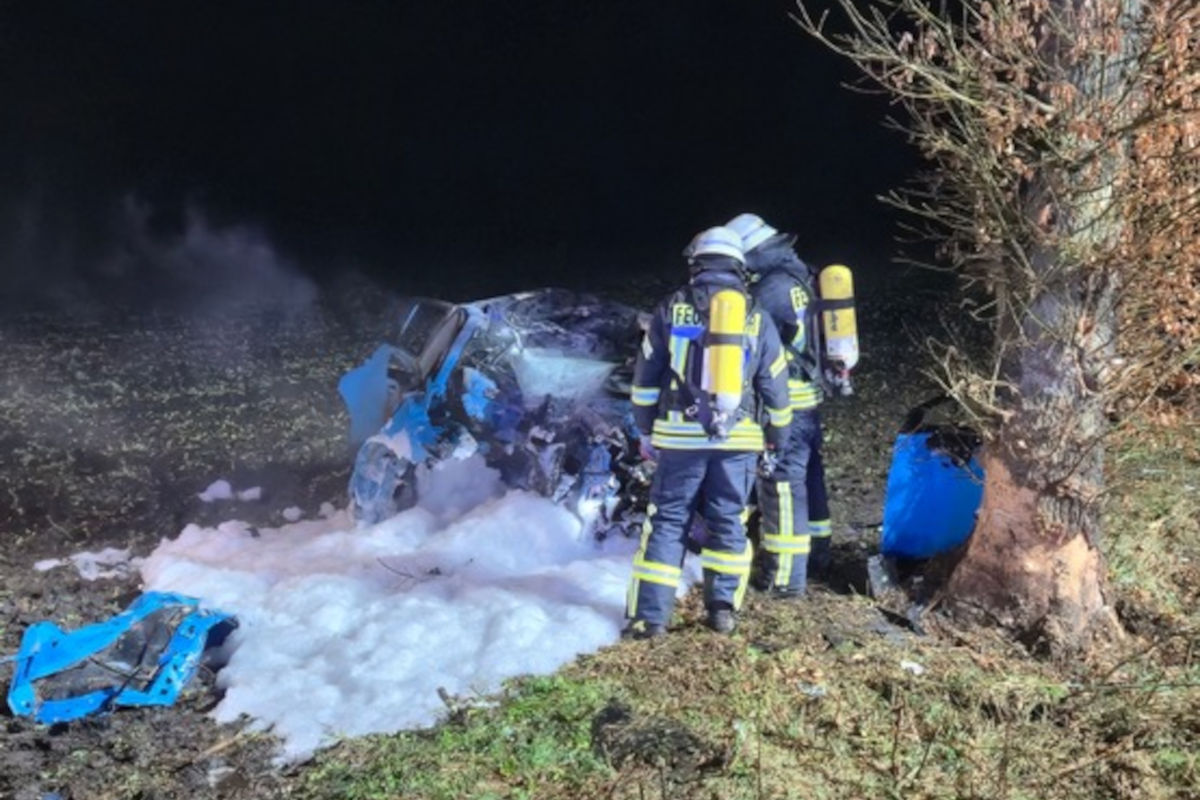 Tödlicher Unfall bei Schiffdorf – Pkw prallt gegen Baum