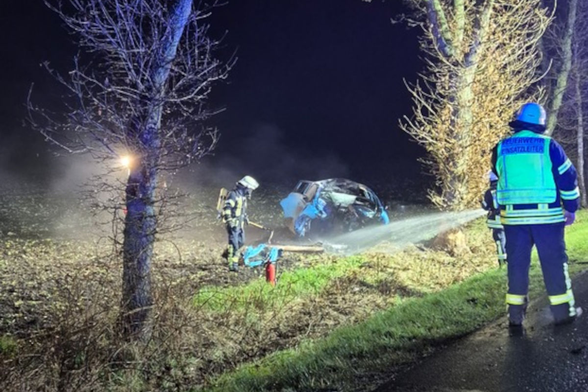 Tödlicher Unfall bei Schiffdorf – Pkw prallt gegen Baum