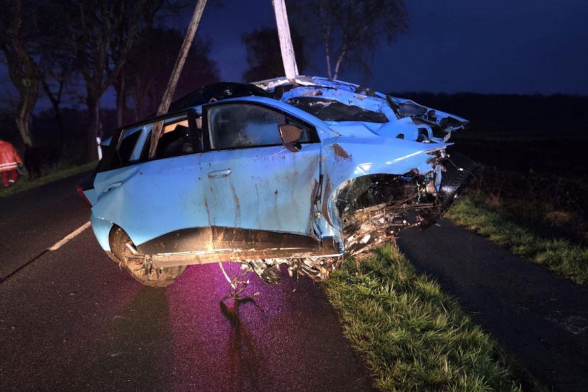 Tödlicher Unfall bei Schiffdorf – Pkw prallt gegen Baum