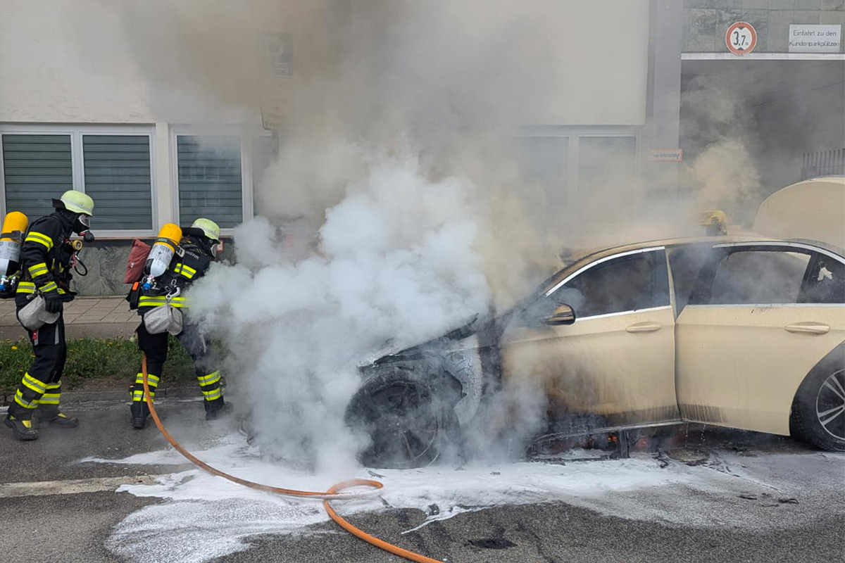 München – Taxi brennt vollständig
