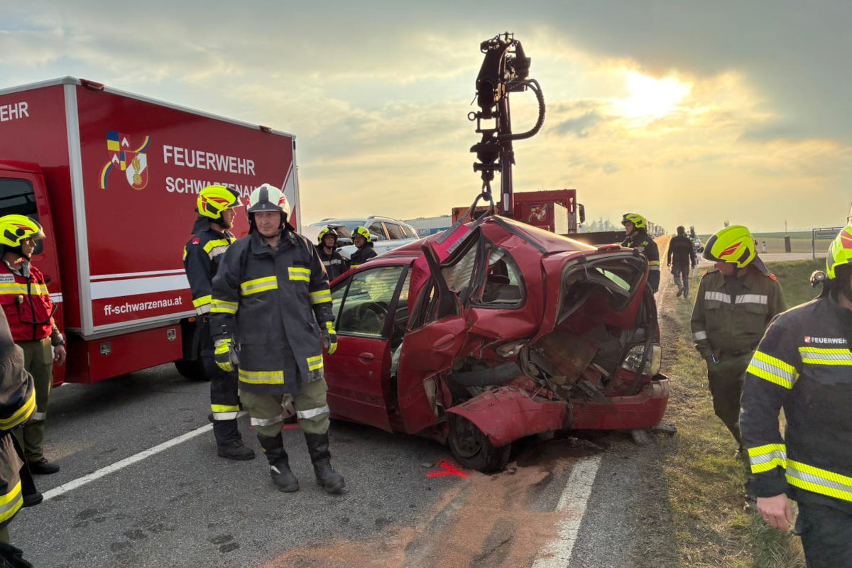 Schwarzenau – Pkw nach Unfall in Lkw geschleudert