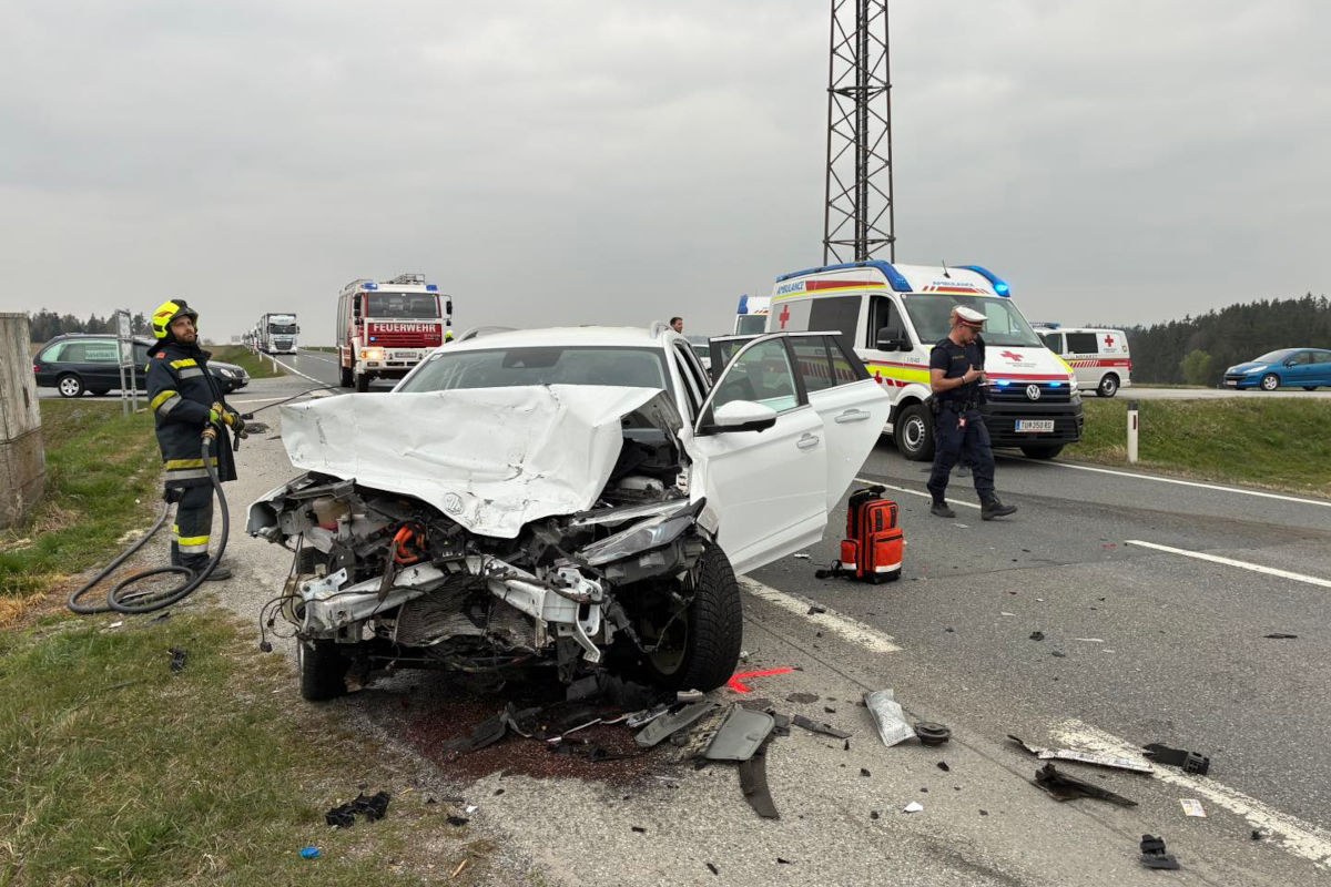 Schwarzenau – Pkw nach Unfall in Lkw geschleudert