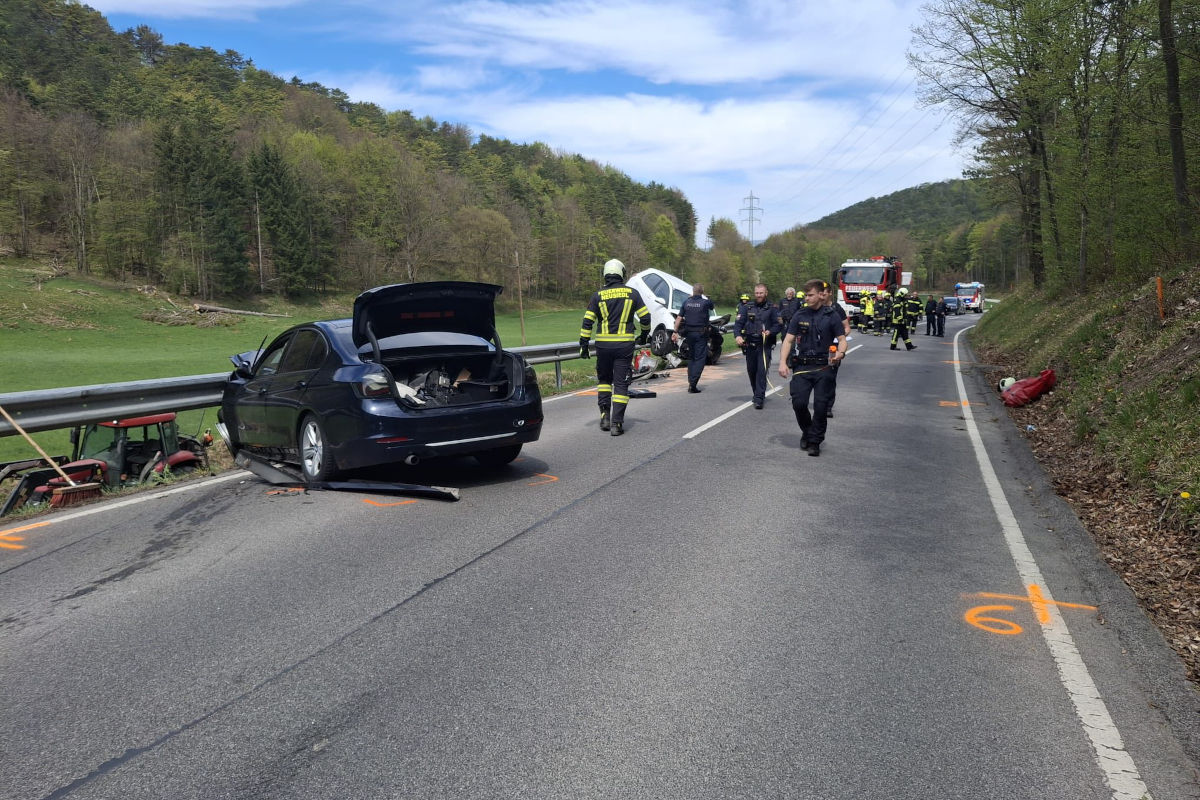 Schwerer Unfall bei Berndorf – Pkw gerät auf Gegenfahrbahn