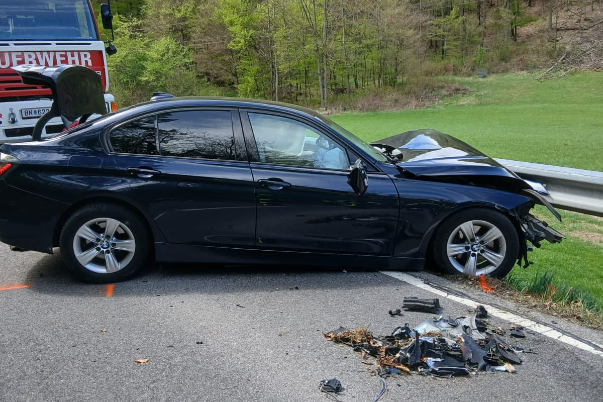 Schwerer Unfall bei Berndorf – Pkw gerät auf Gegenfahrbahn