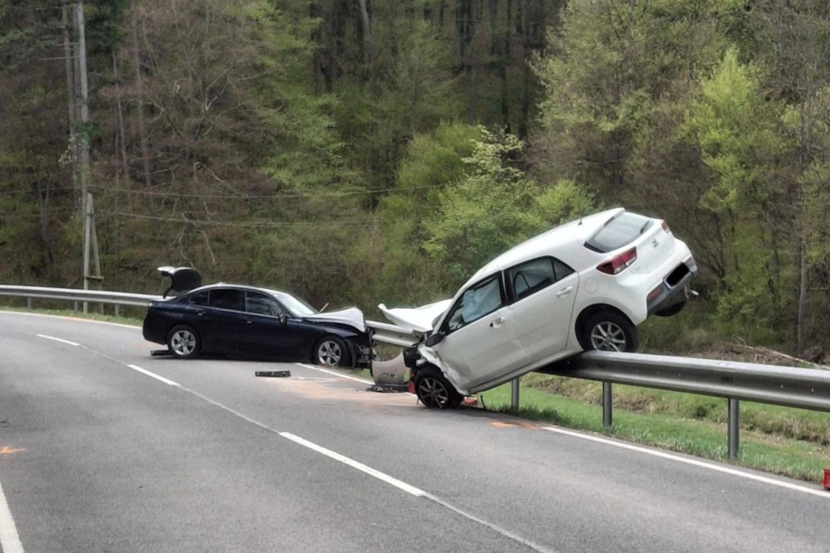 Schwerer Unfall bei Berndorf – Pkw gerät auf Gegenfahrbahn