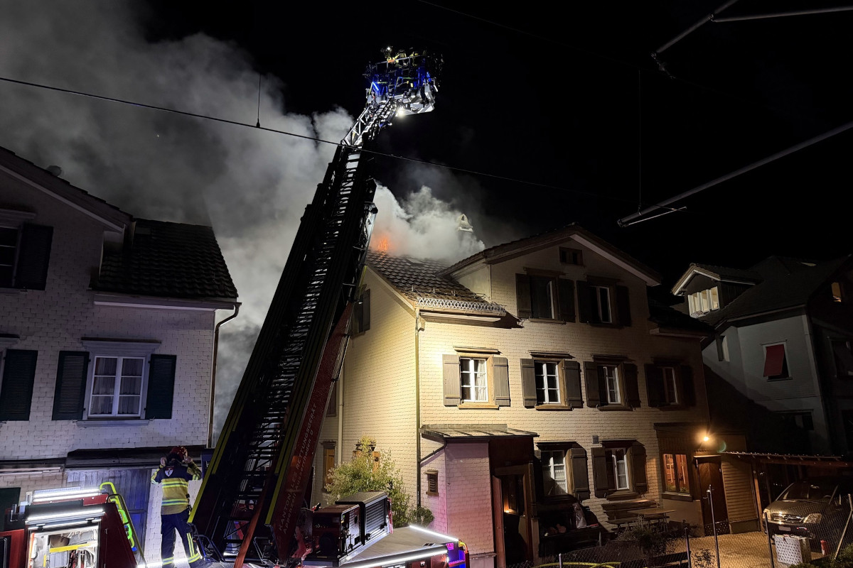 Mittels Drehleiter wurde der Brand bekämpft.