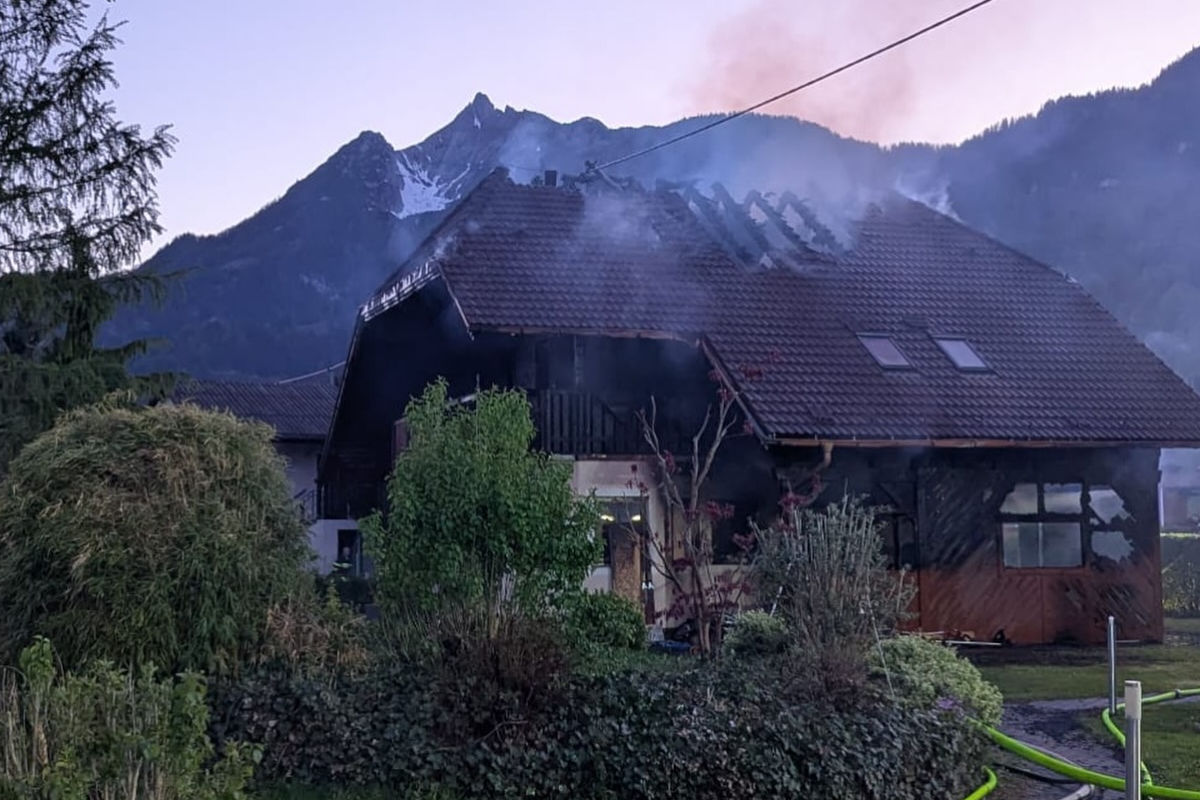 Das Haus wurde durch das Feuer schwer beschädigt.