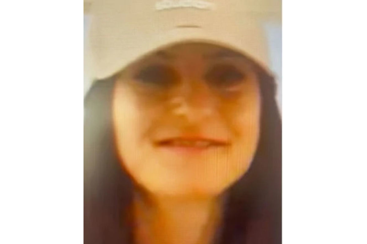 Das Bild zeigt eine Nahaufnahme einer Person, die eine helle Kappe trägt. Die Aufnahme ist unscharf und das Gesicht ist teilweise sichtbar.