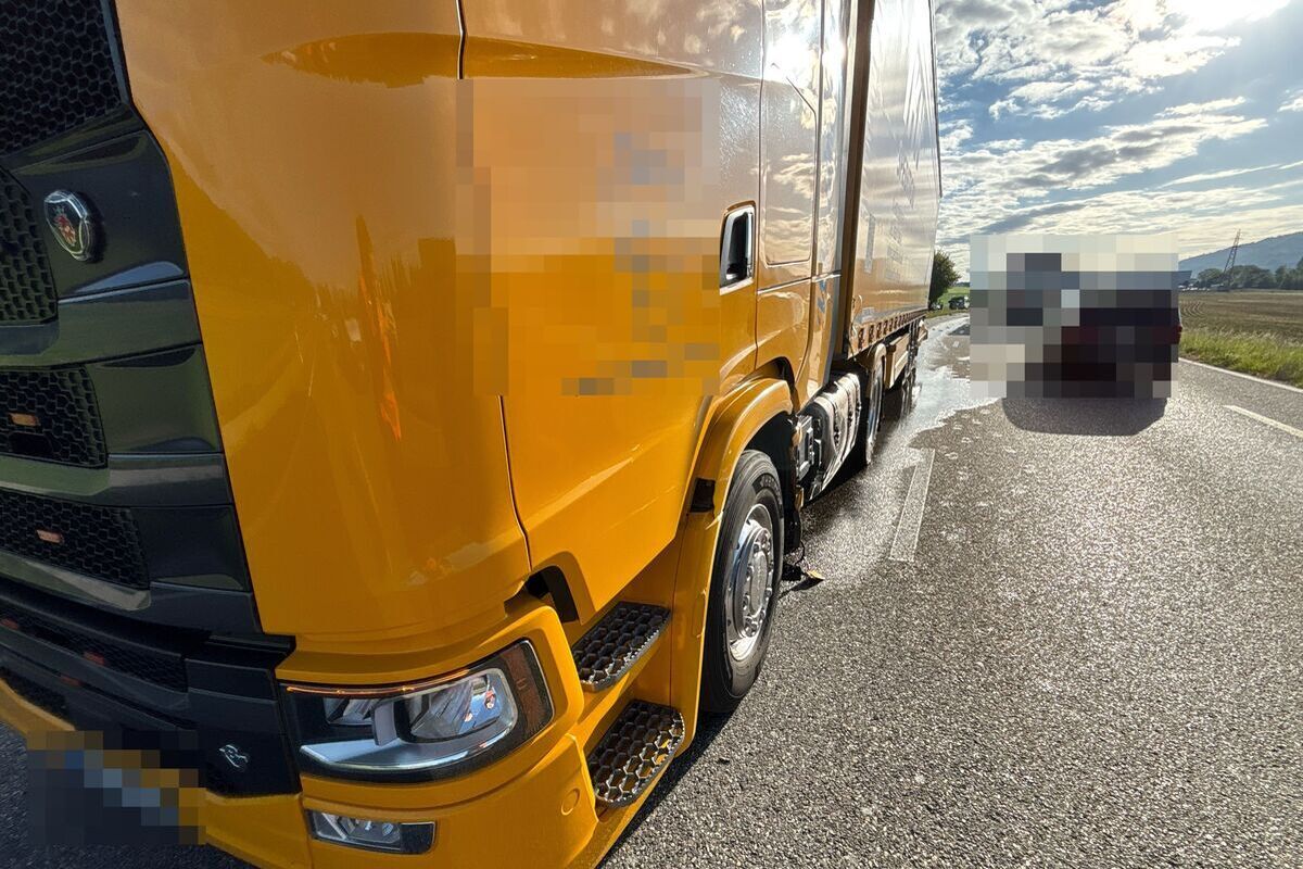 Aus dem beschädigten Sattelmotorfahrzeug lief nach dem Unfall Diesel aus