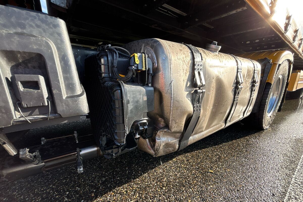 Der beschädigte Tank des Lastwagens