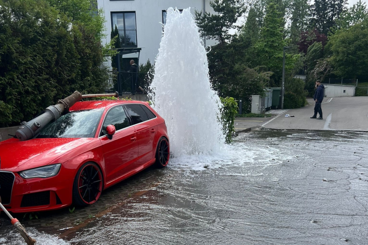 Eine Tiefgarage wurde durch eindringendes Wasser überflutet.