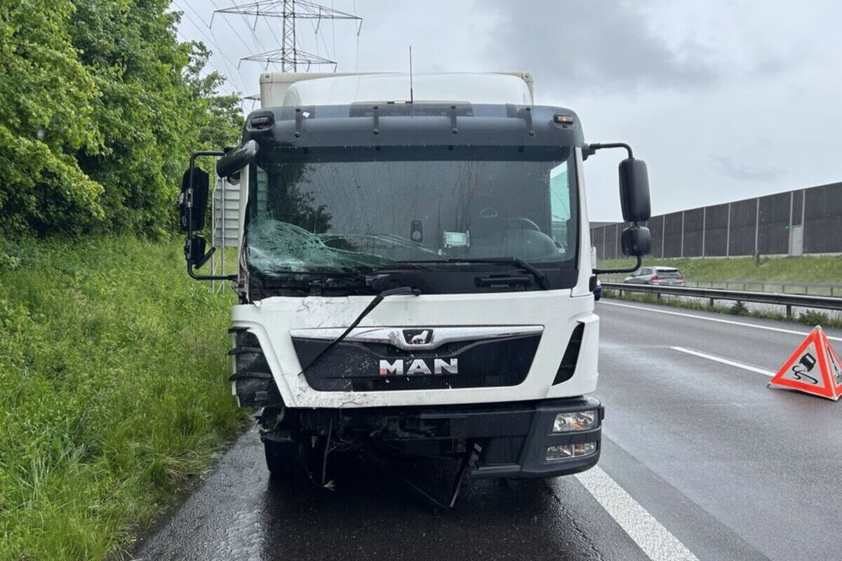 Beschädigter Lkw nach dem Unfall