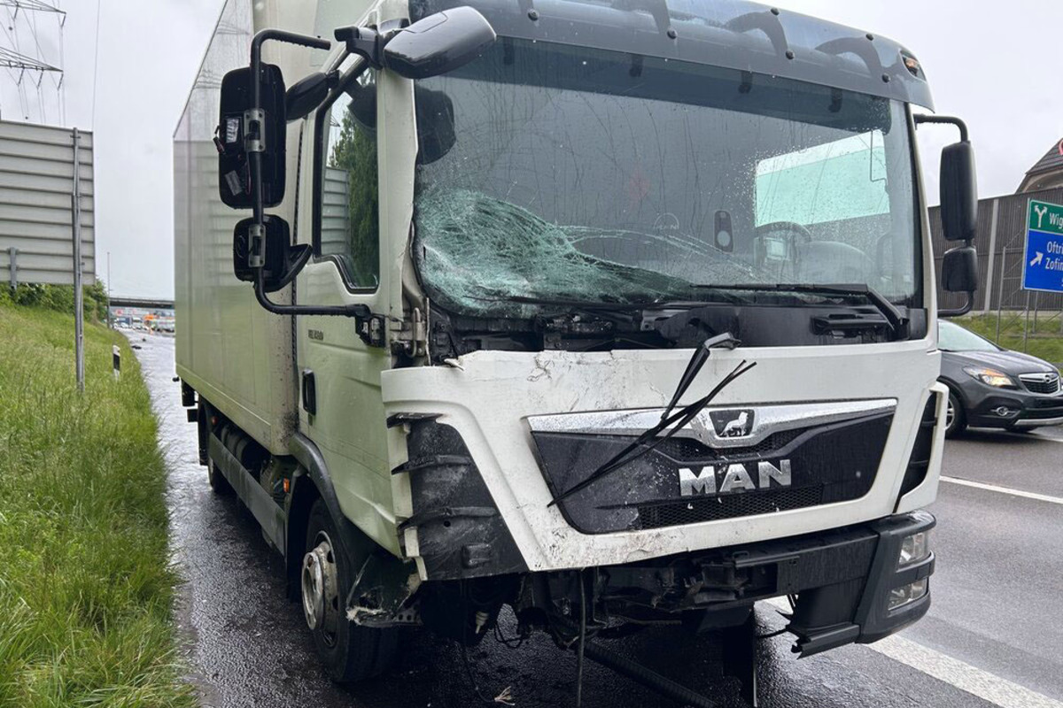Ein Lastwagen prallte auf der A1 bei Oftringen in einen stehenden Toyota