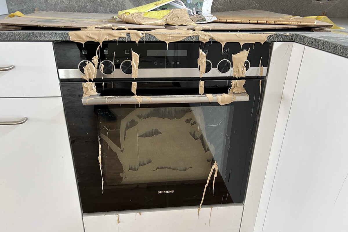 Neben der Sachbeschädigung stahlen die Unbekannten mehrere Baumaschinen.