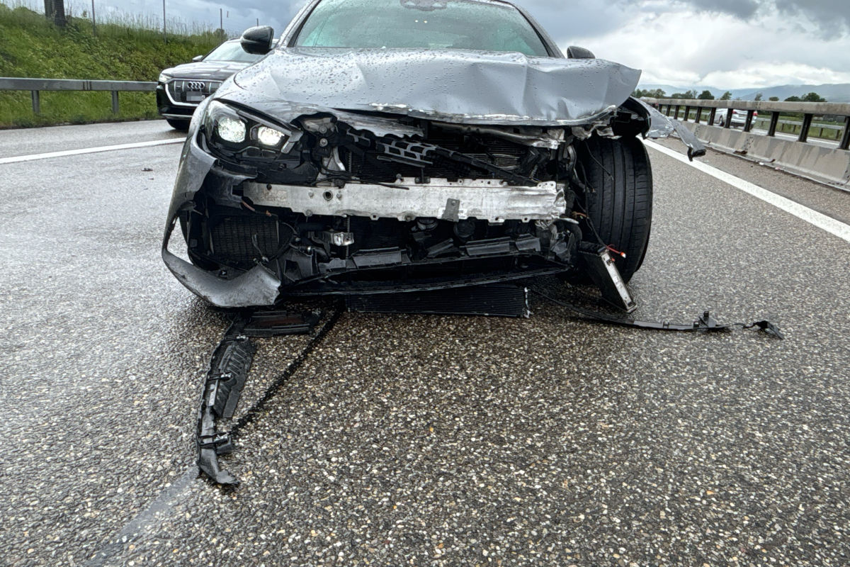 Herumfliegende Fahrzeugteile beschädigten ein weiteres Auto.