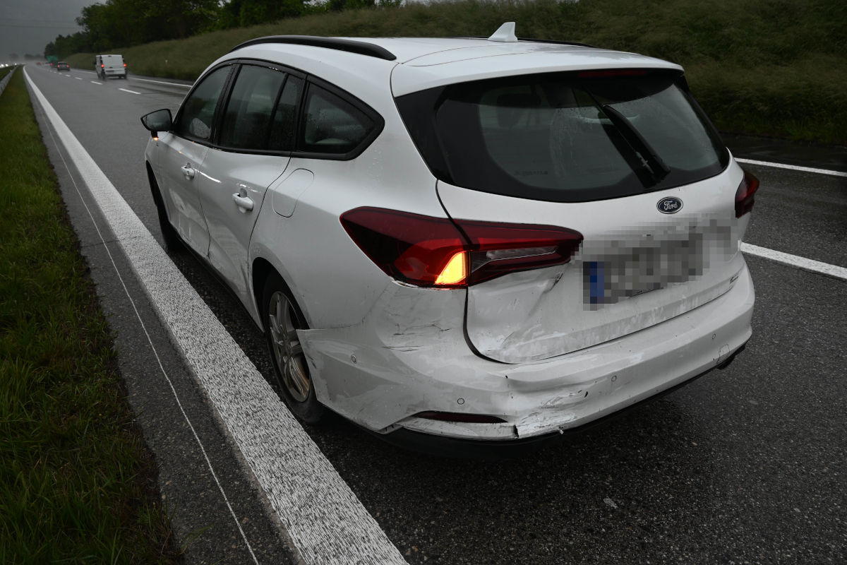 Die Fahrzeuge kamen auf der Überholspur zum Stillstand.