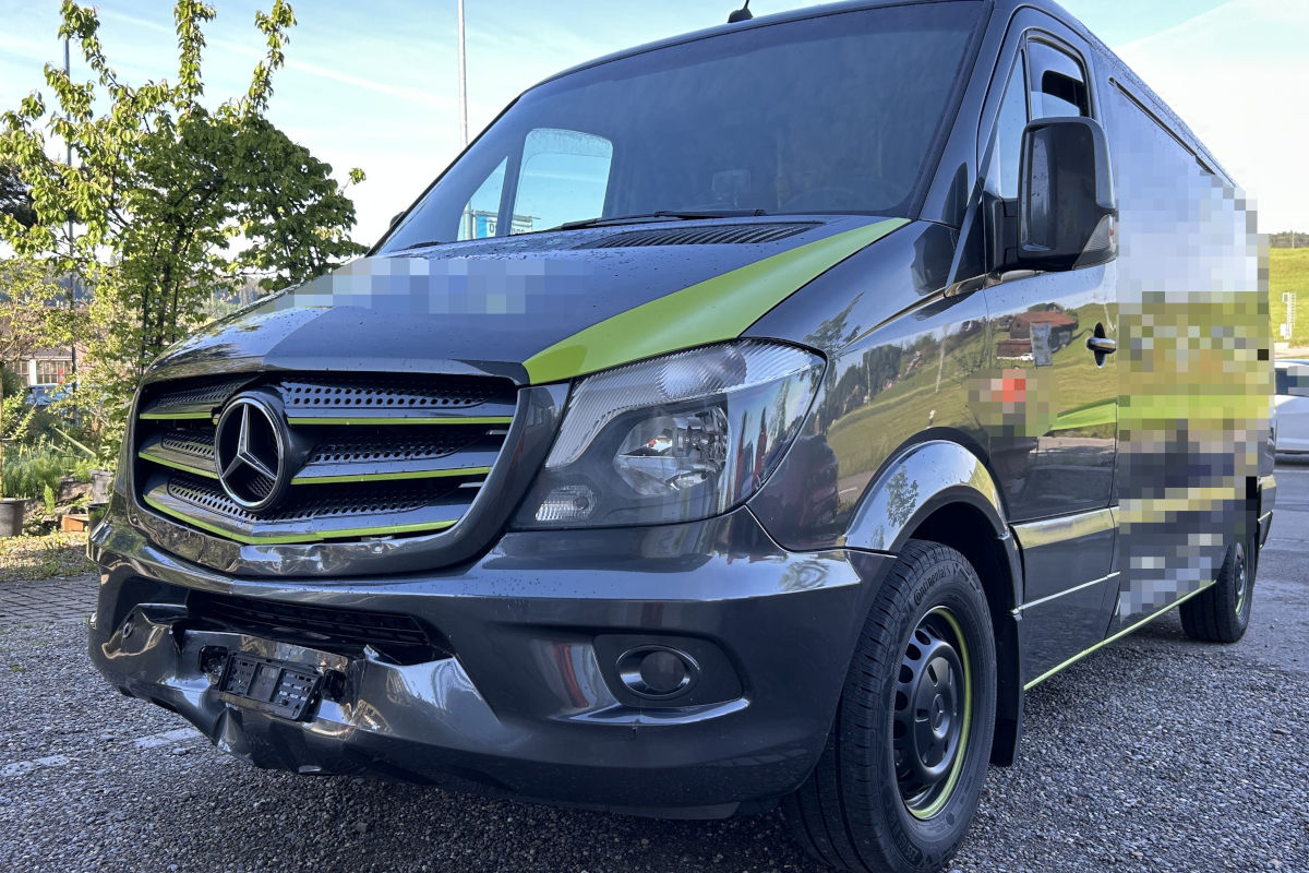 Ein Mercedes-Transporter wurde bei der Auffahrkollision beschädigt.
