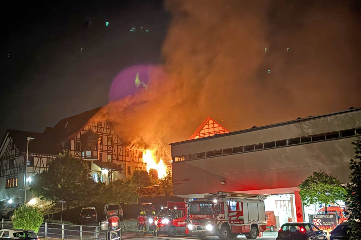 Das Feuer beschädigte Teile des Mehrfamilienhauses schwer.