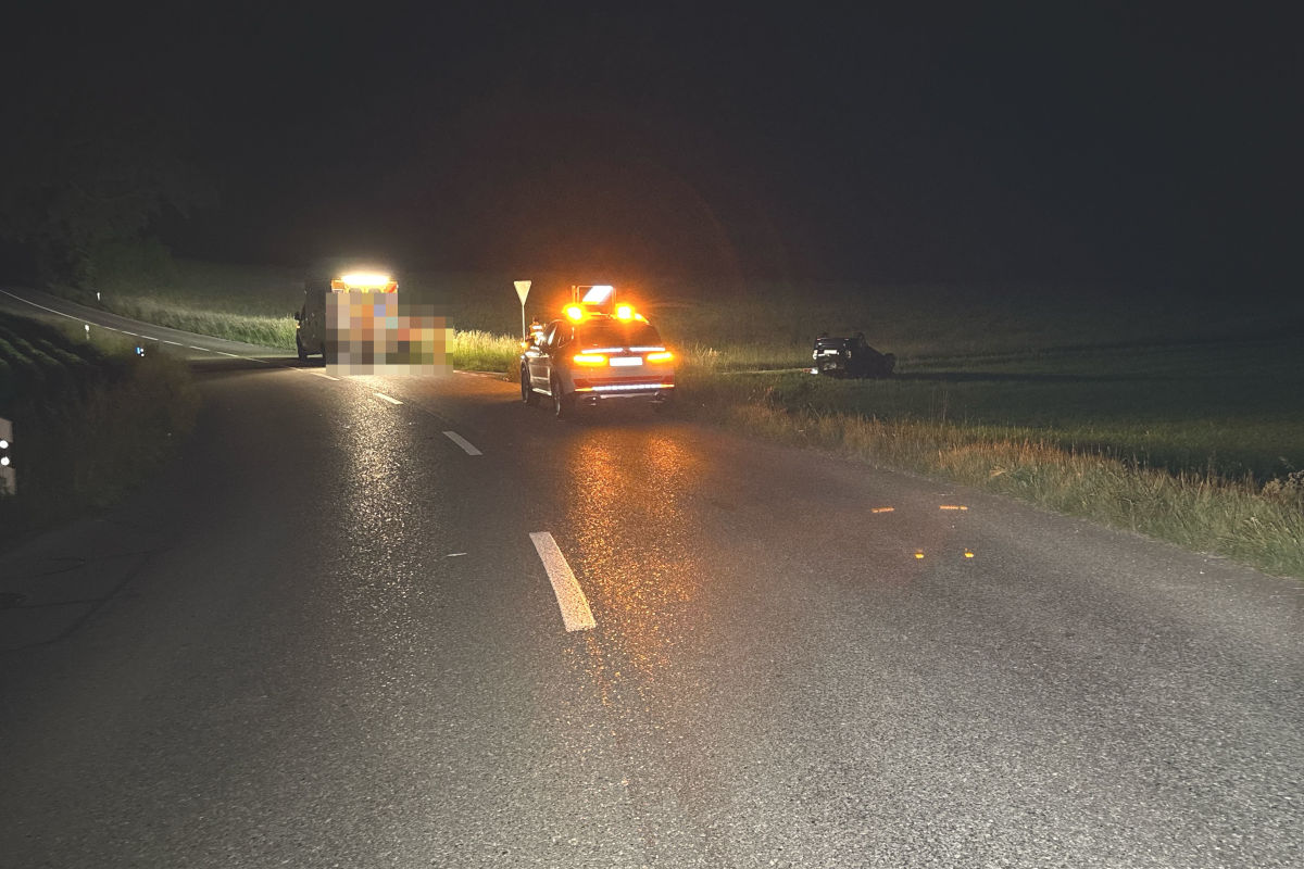 Das Fahrzeug überfuhr eine Böschung.
