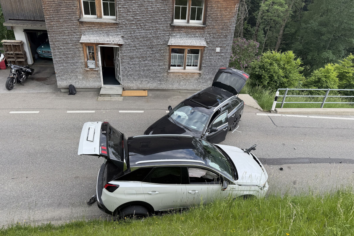 Die Feuerwehr richtete eine Umleitung ein.