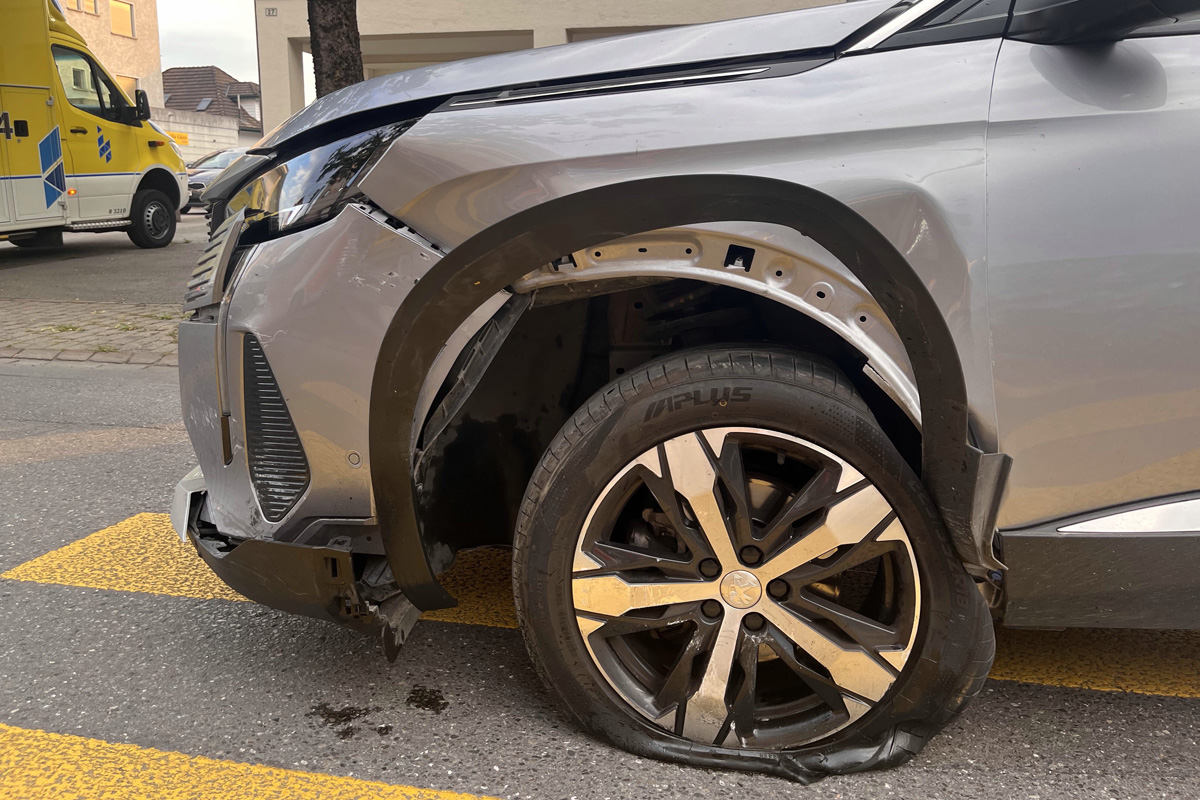 Zwei Mitfahrende des 29-Jährigen wurden bei dem Unfall unbestimmt verletzt.