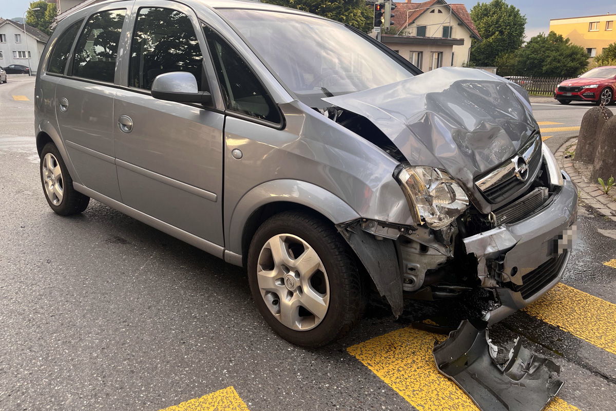 An der Kreuzung Rheinstrasse/Unterdorfstrasse prallten die beiden Fahrzeuge zusammen.