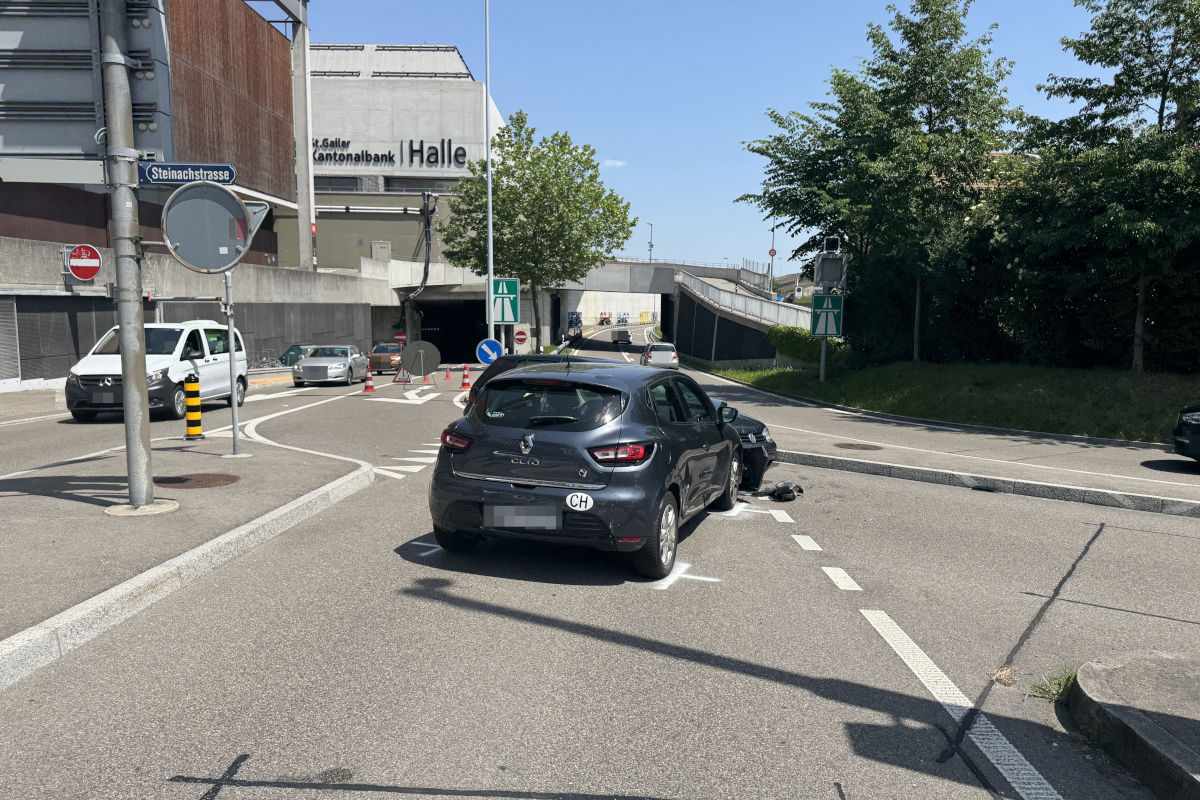 Beide Fahrzeuge mussten abgeschleppt werden.