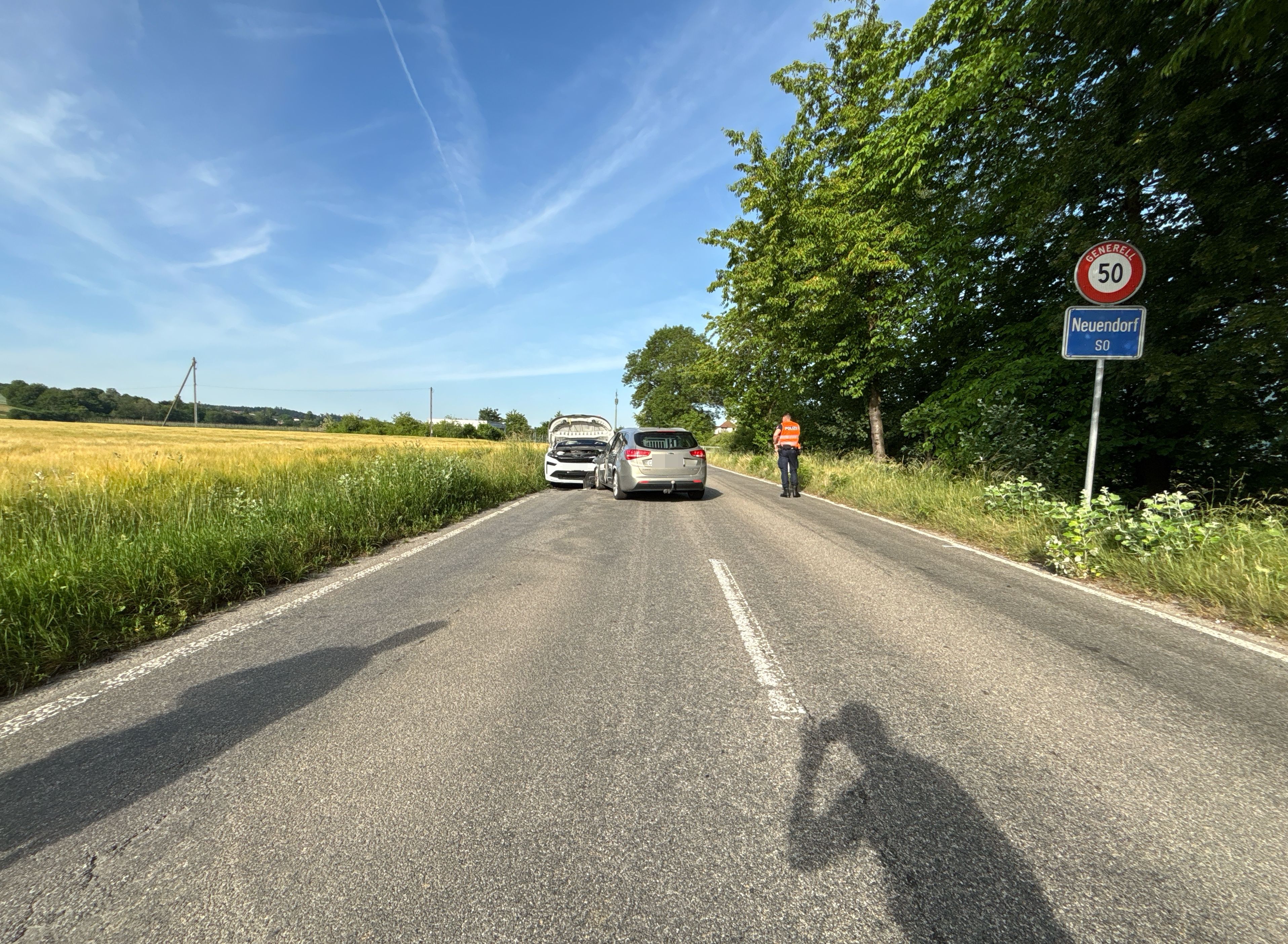 Schwerer Unfall auf der Härkingerstrasse: Zwei Autos kollidierten frontal, beide Fahrer verletzt.