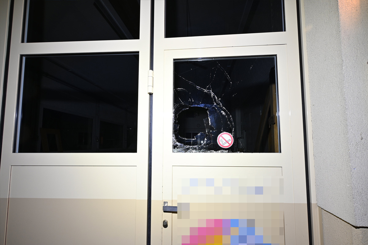 Einbruch in Oberriet: Diebe drangen durch zersplitterte Glastür in Autogarage ein und stahlen ein Fahrzeug.