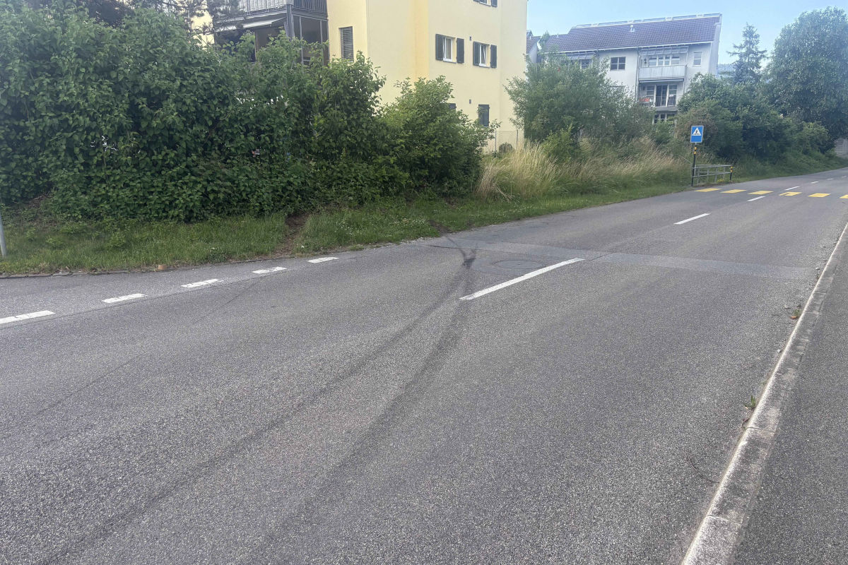 Der BMW M4 kam in einer Böschung zum Stillstand.