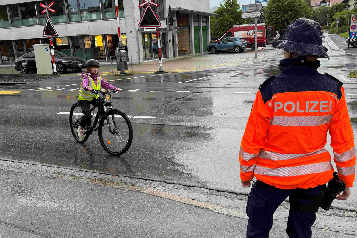 Eine Polizistin überwacht die Veloprüfung in Teufen, die 205 teilnehmende Kinder erfolgreich abschlossen.