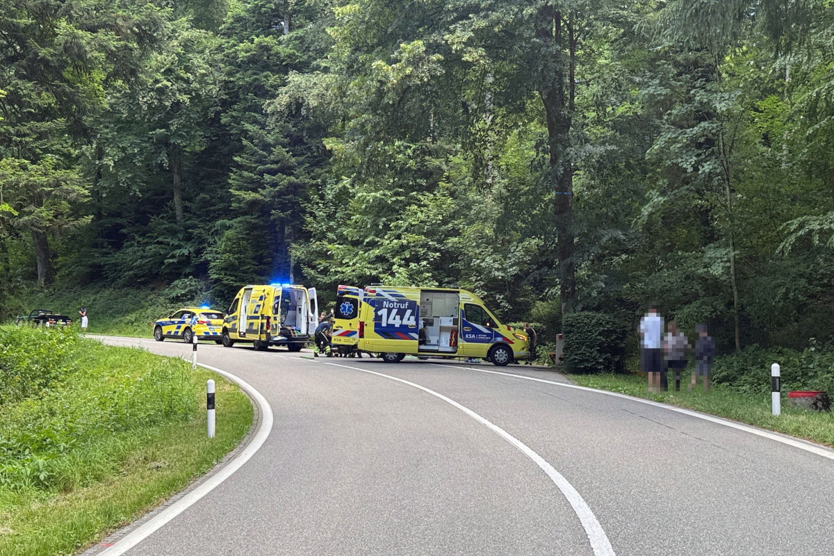 Der Töfffahrer und die junge Frau wurden verletzt.