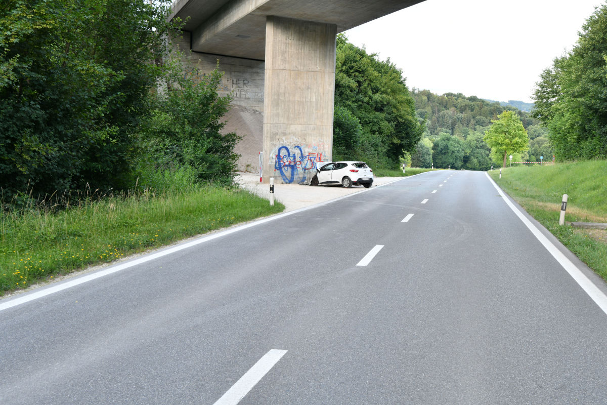 Der Renault kollidierte aus noch ungeklärten Gründen mit einem Brückenpfeiler.