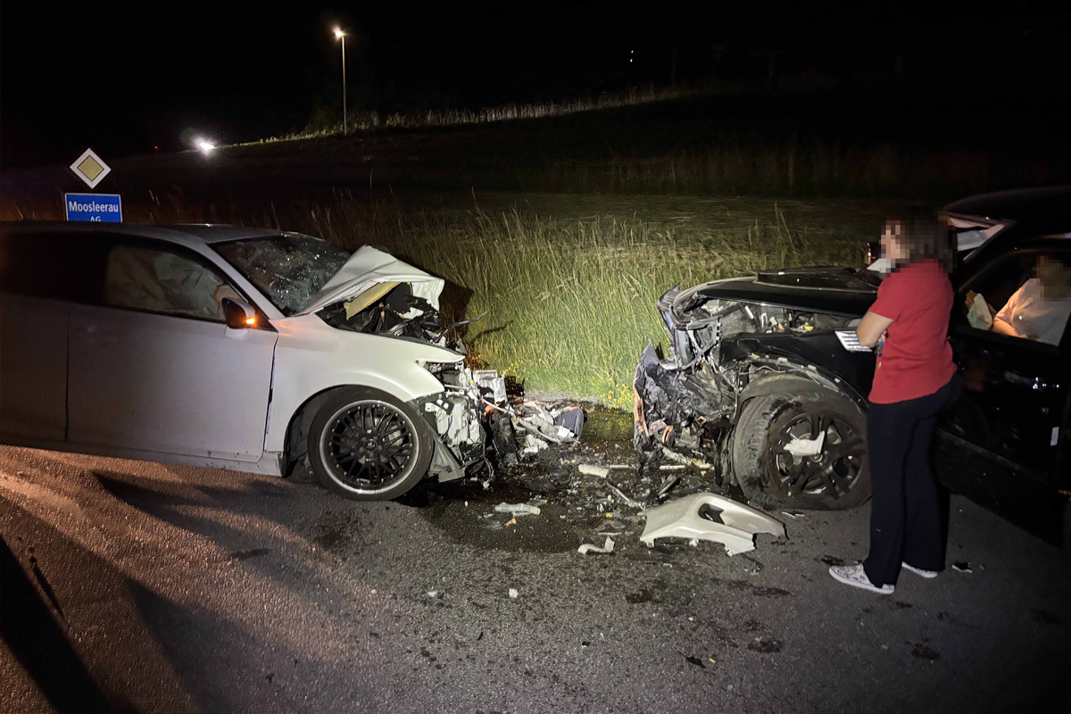 Die Fahrer wurden leicht bis mittelschwer verletzt.
