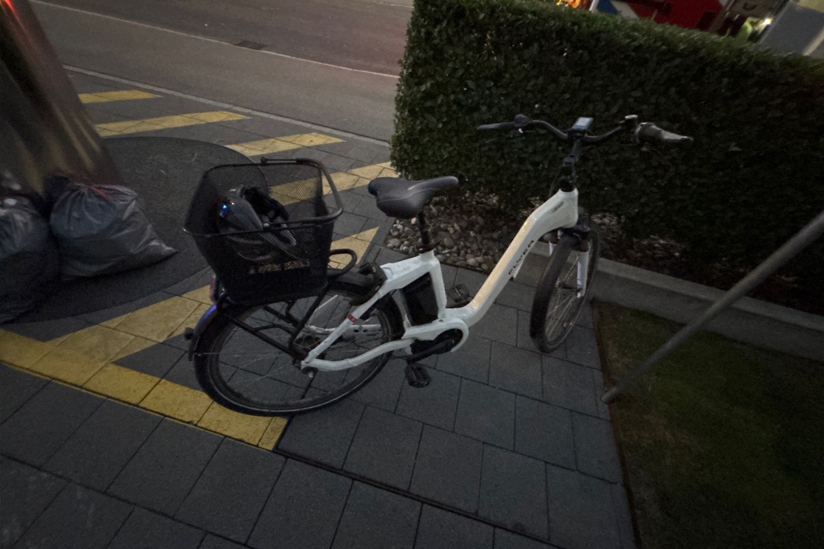 In der Nähe des Verletzten wurde ein weisses Velo gefunden, die Polizei sucht Zeugen zum Ereignis.