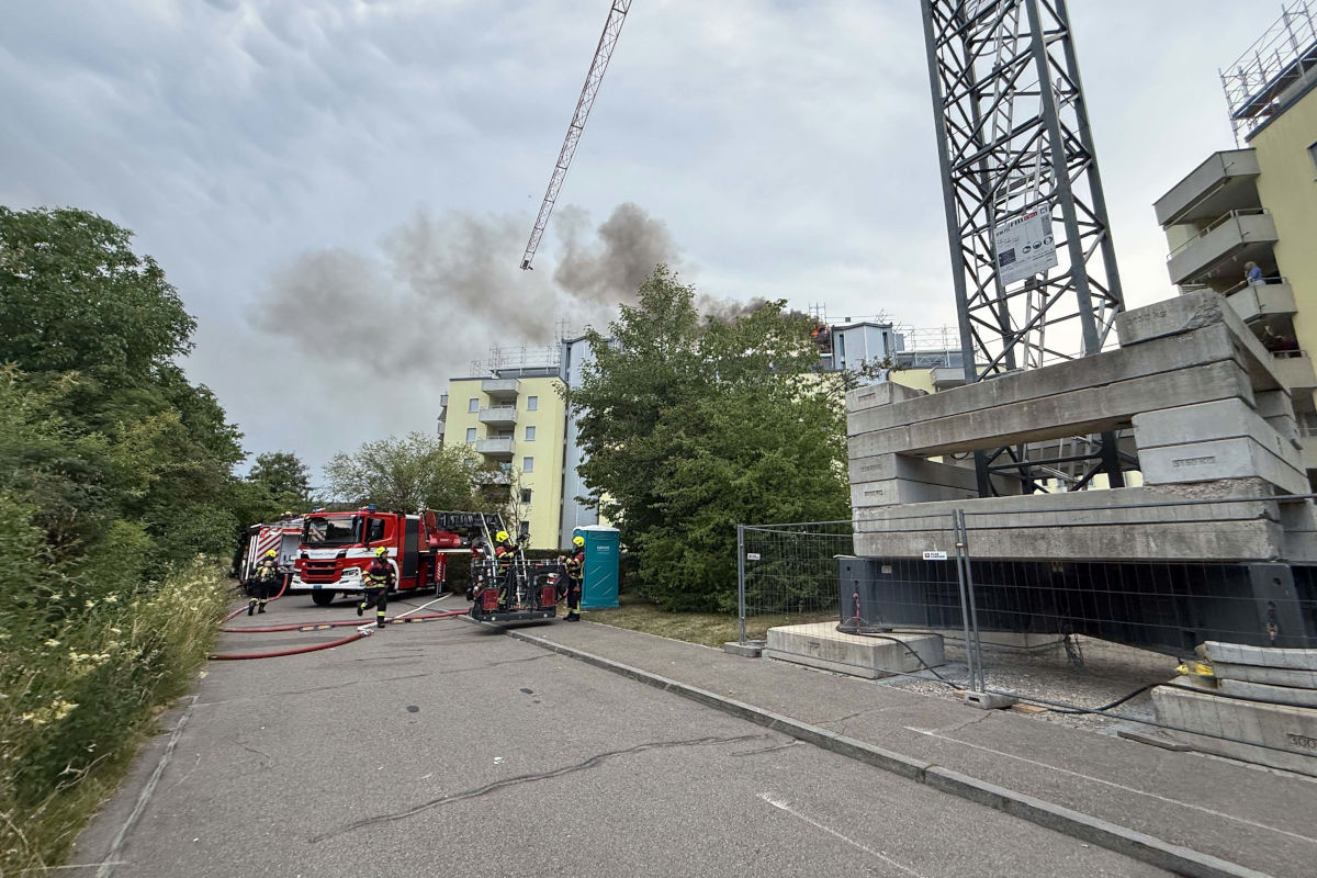 Die Feuerwehr stand mit einem Grossaufgebot im Einsatz.