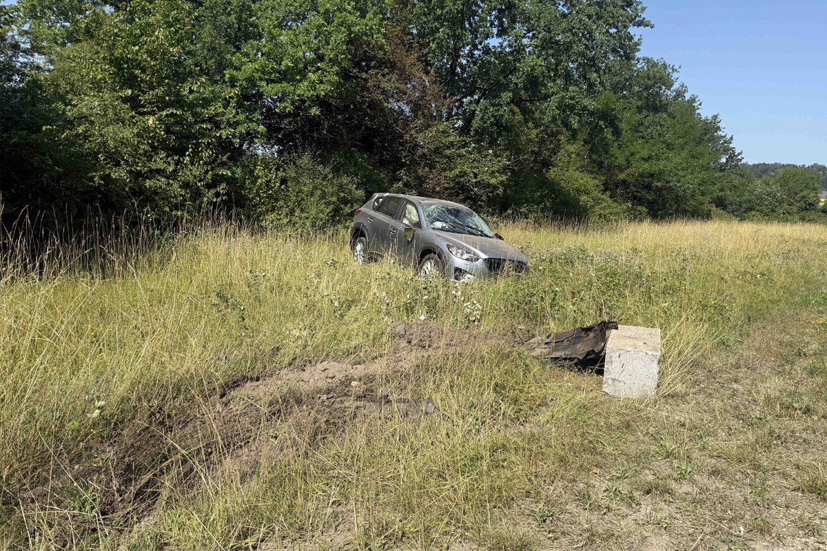 Der Fahrer geriet auf die Gegenfahrbahn und prallte gegen Steinblöcke.