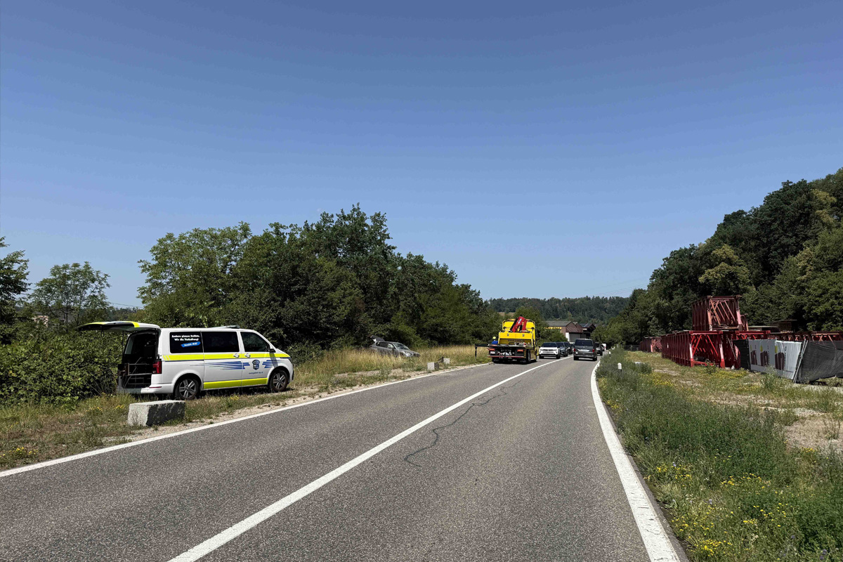 Ein Polizeifahrzeug sichert die Unfallstelle auf der Koblenzerstrasse bei Klingnau nach einem schweren Selbstunfall ab.