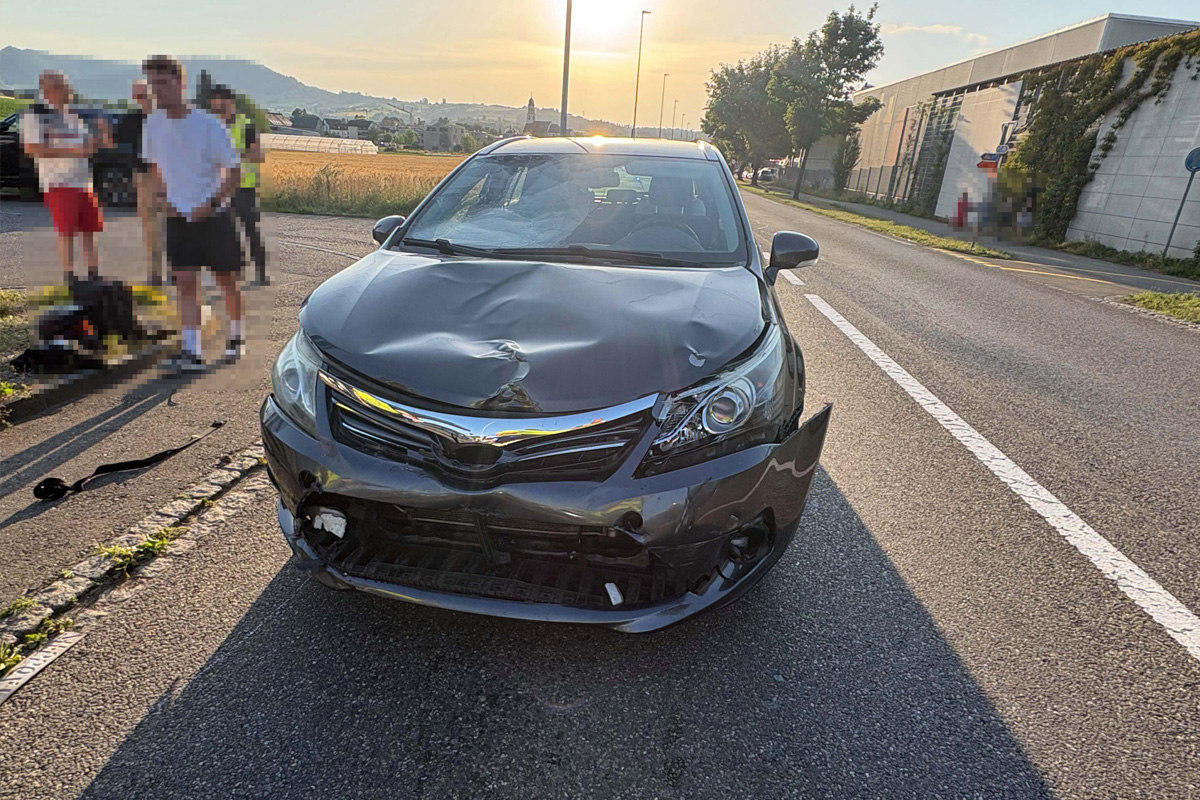 Nach ersten Erkenntnissen hatte der Töfflenker das korrekt fahrende Auto übersehen.