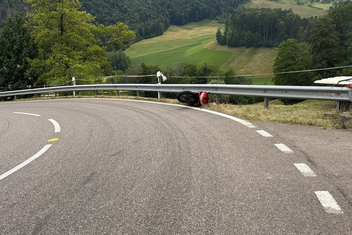 Der Jugendliche wurde bei dem Unfall mittelschwer verletzt.