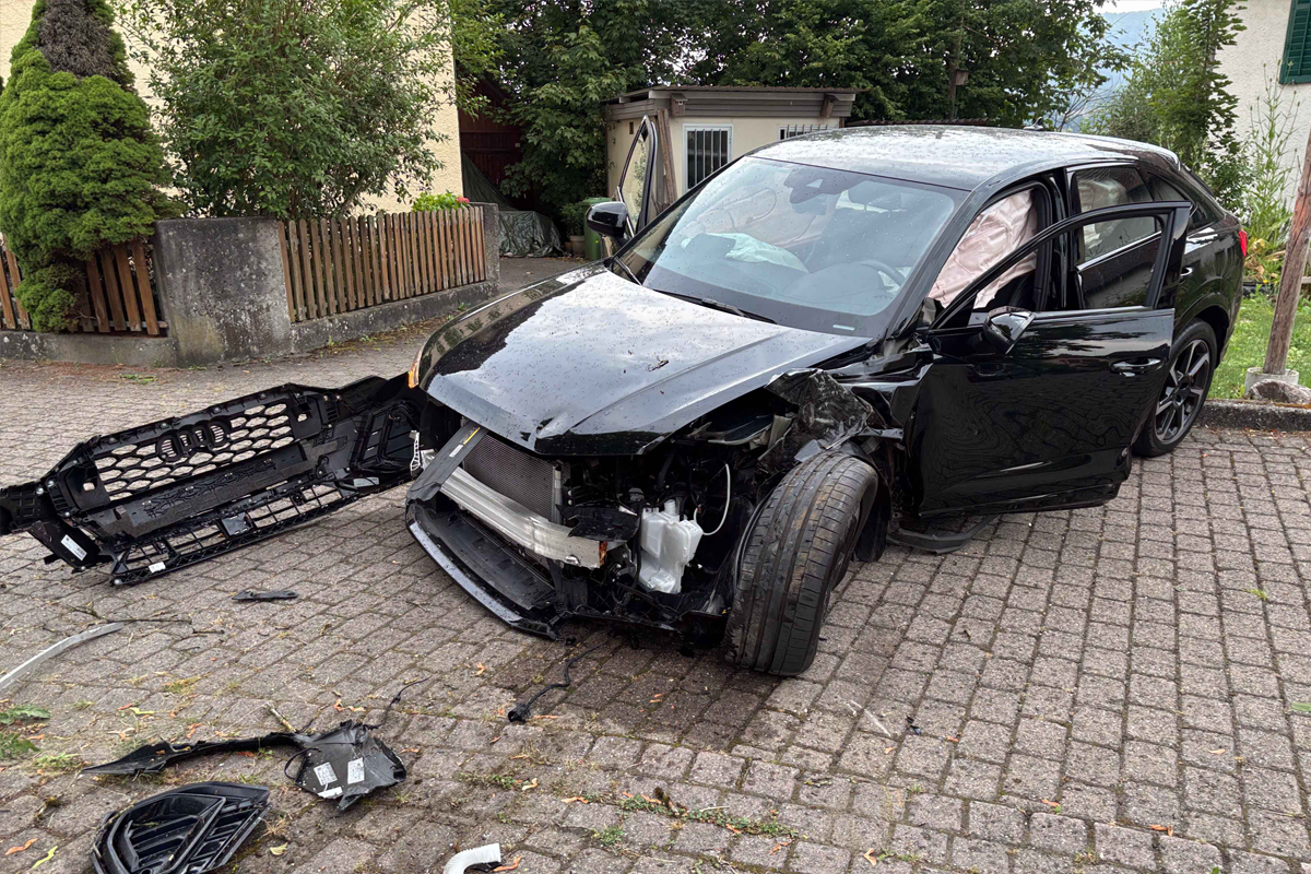 Der 29-jährige Autolenker wurde leicht verletzt, am Fahrzeug entstand grosser Sachschaden.