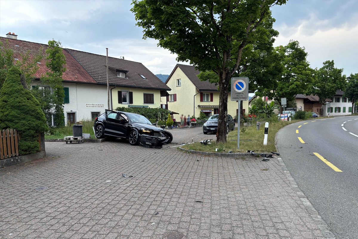 Ein 29-jähriger Fahrer prallte in Aarau gegen einen Baum und wurde verletzt.