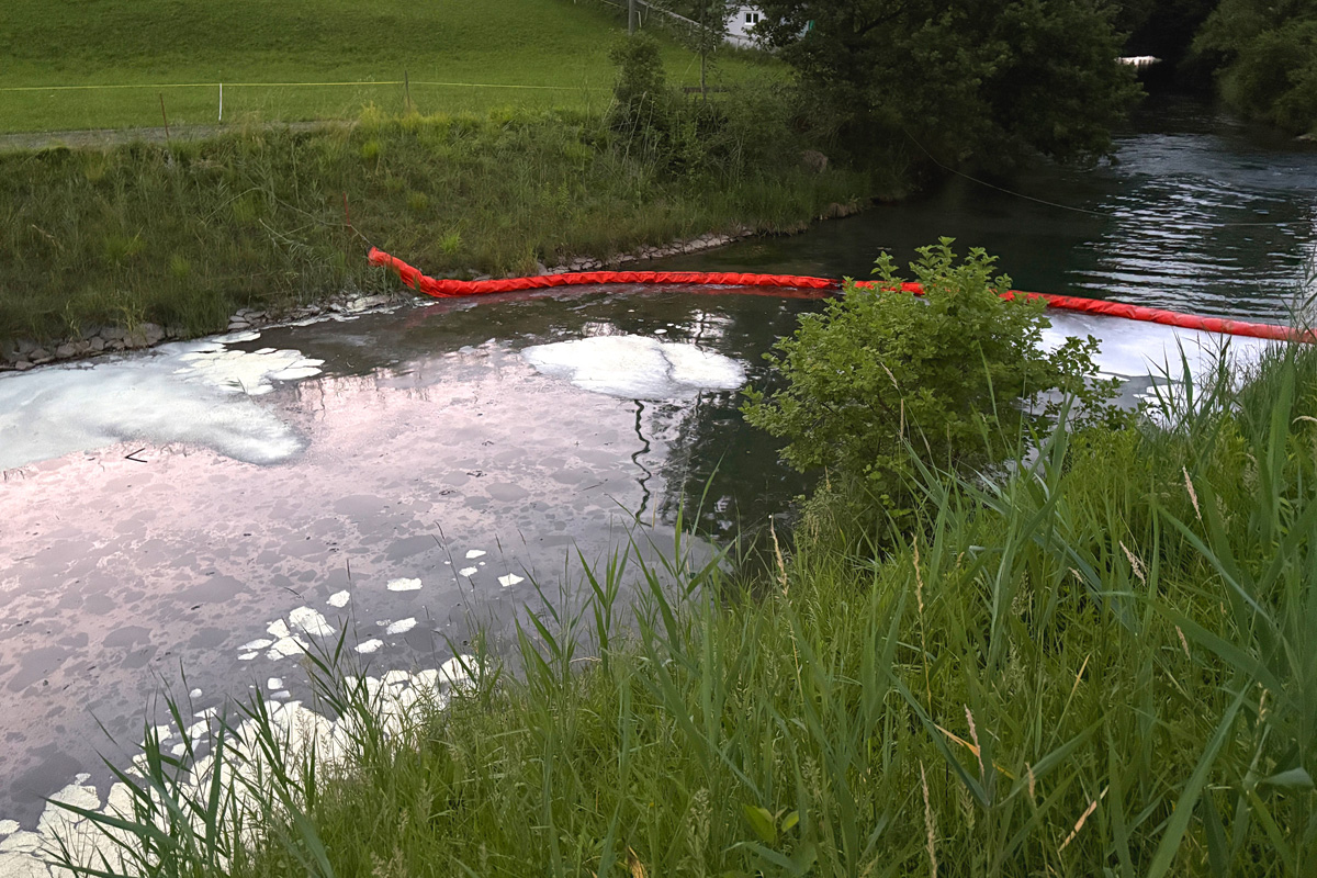 Eine Ölsperre verhindert die Ausbreitung von Treibstoff im Binnenkanal nach dem Unfall.