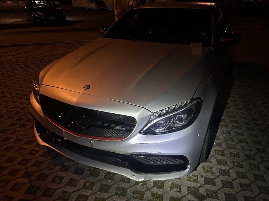 Der Mercedes wurde bei der seitlich-frontalen Kollision beschädigt