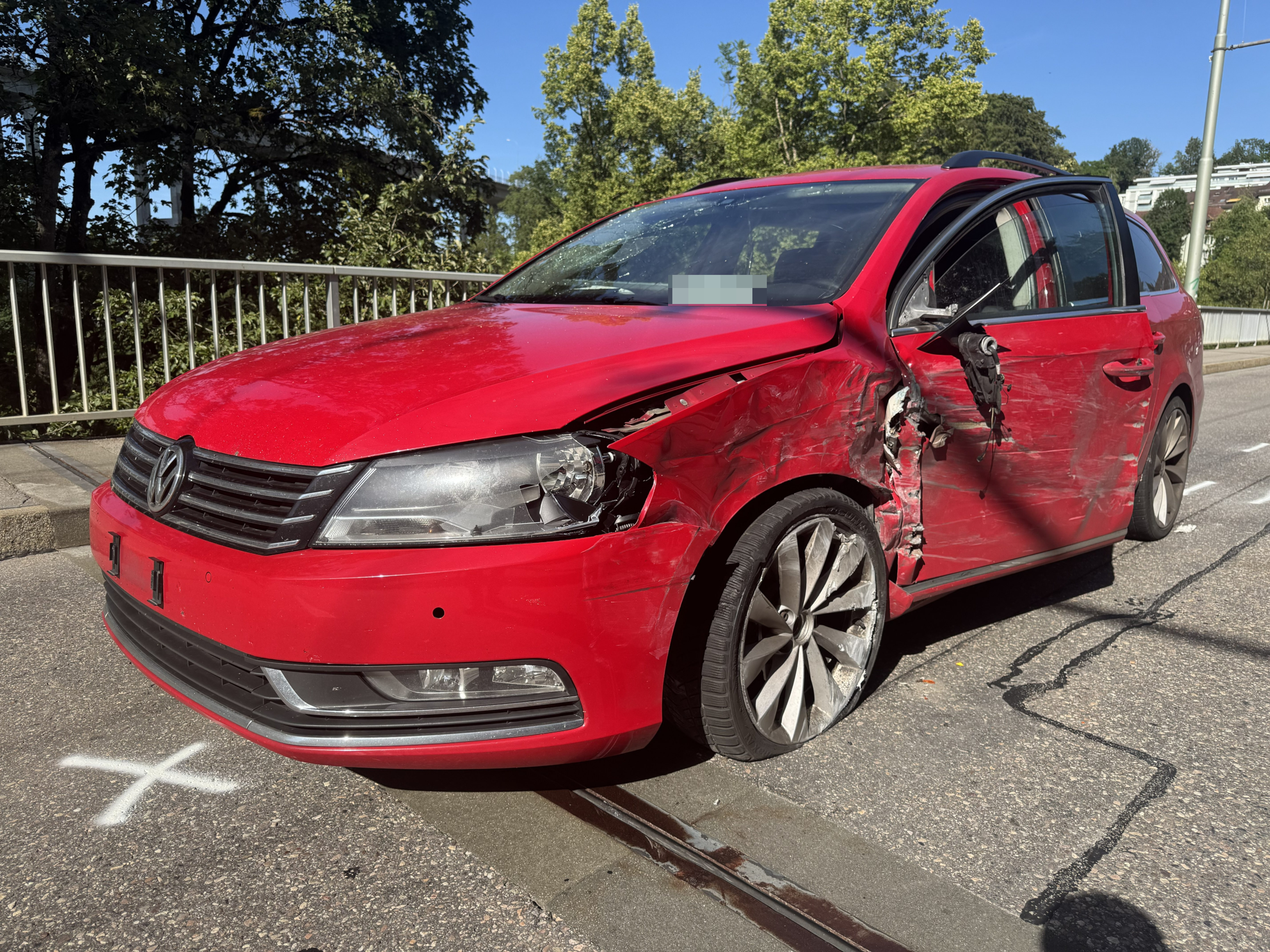Der 26-Jährige verlor in einer Kurve die Kontrolle seines roten VW.
