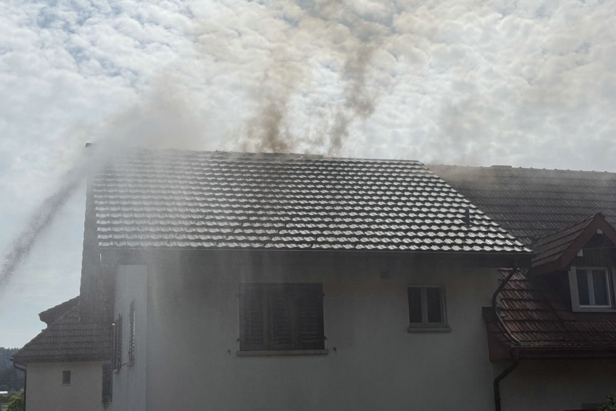 Ein Blitzeinschlag dürfte den Dachbrand ausgelöst haben.