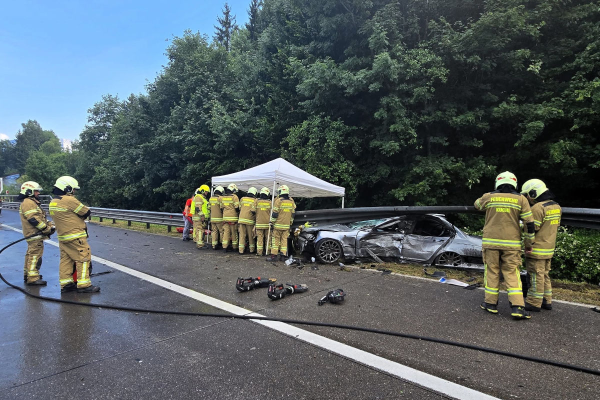 Feuerwehrleute bergen ein Unfallfahrzeug auf der Tauernautobahn bei Kuchl, wo es zu einem schweren Verkehrsunfall kam.